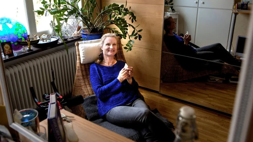 Surfar från mitten.  – Nu när jag kommit upp till mitten av livstrappan borde det innebära att jag kan surfa på min livsväg resten av livet, säger Katharina Arnesen.