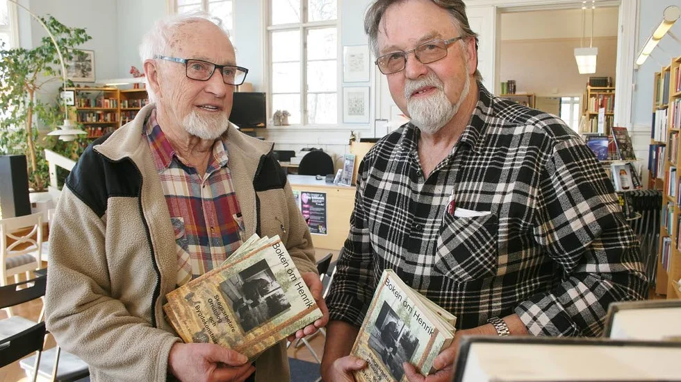 De berättar historien. I Boken om Henrik berättar Sten Andersson (till vänster) och Jakob Martinell historien om bygdekonstnären, skogsarbetaren, ornitologen och vägbyggaren Henrik Johansson.