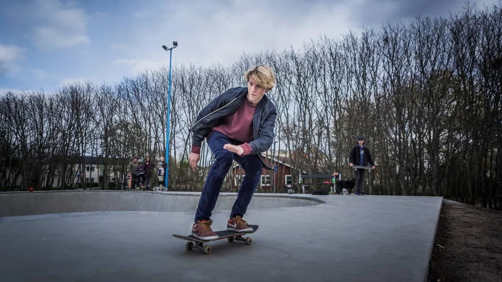 Aktiv fritid. Malkolm, 15 år, är ofta och skejtar i betong­parken vid Kapellgärdet. Men han tränar också triathlon och kör skimboard, som innebär tricksande på grunt vatten.