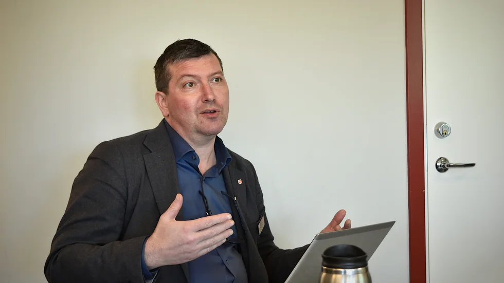 Sergei Sorokin, kommundirektör i Kinda, tycker att förslaget om fria arbetsskor som nu skickats till kommunfullmäktige var för oprecist. "Det är en sak att göra räkneexempel, en annan att budgetera", säger han.