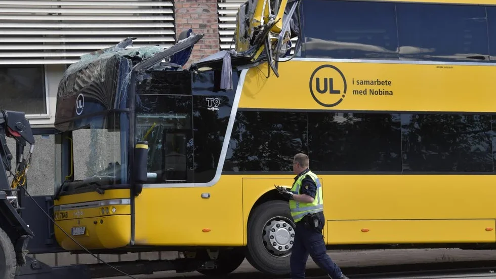 En av de skadade klämdes fast och fick klippas loss. Två personer fördes till sjukhus med ambualns.