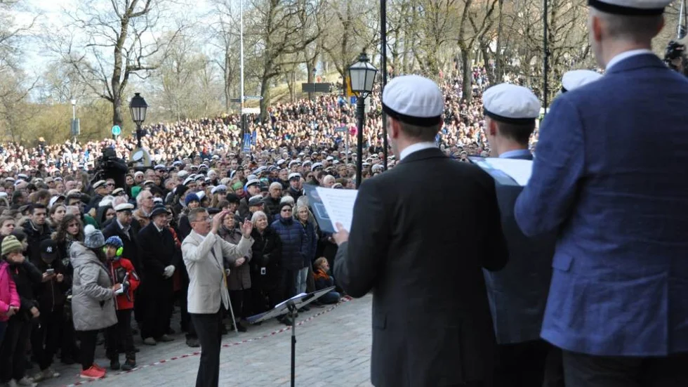OD sjunger på trappan till Carolina Rediviva på valborg strax efter mösspåtagningen.