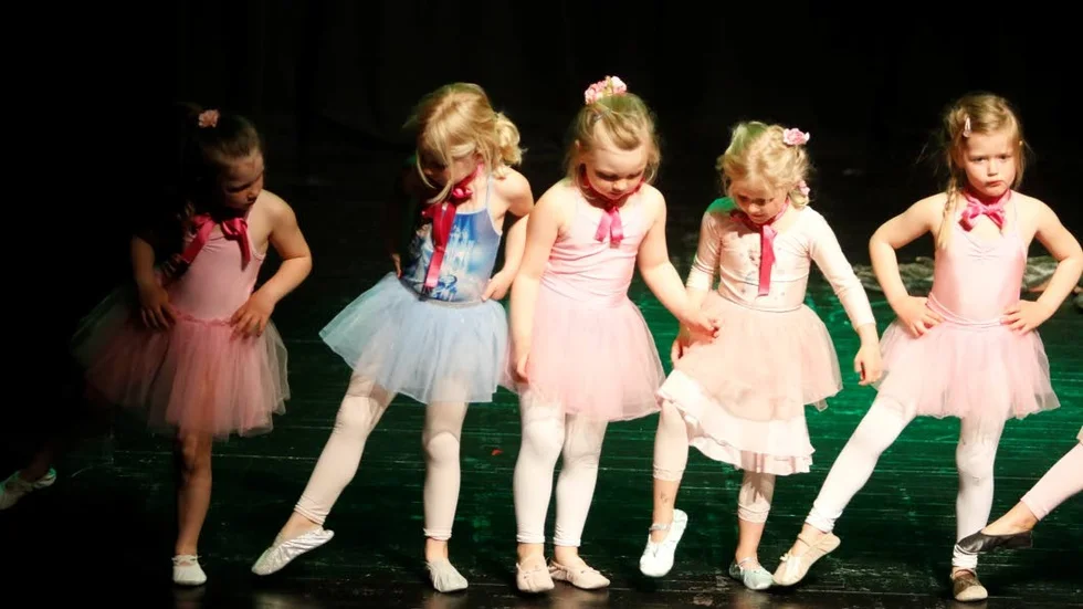 Sötchock. Finaste små ballerinor som tränar inför kommande tåspetsskor.