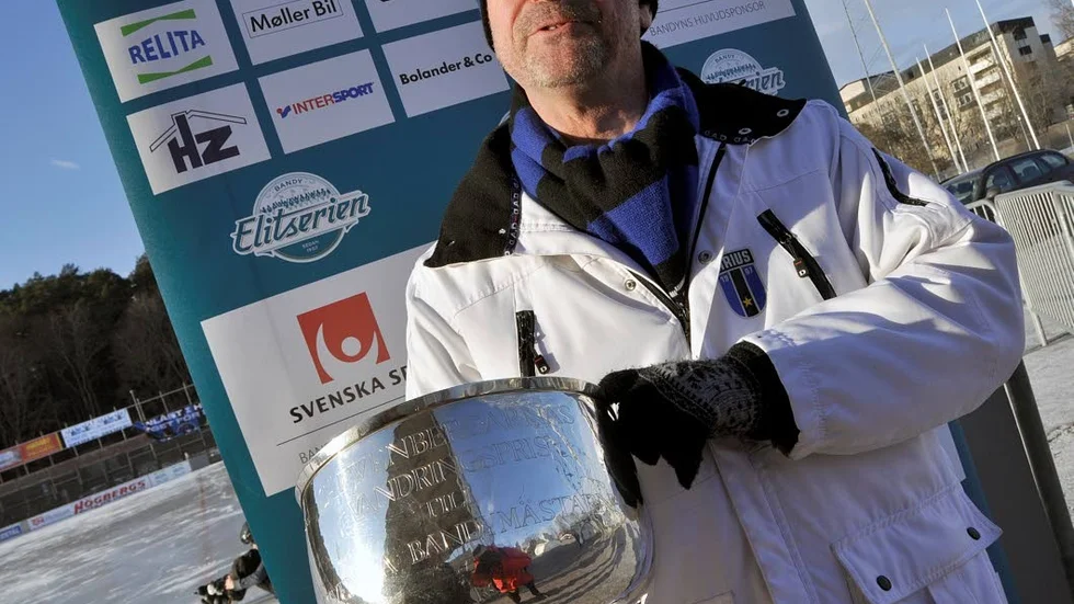 Tillbaka. Sirius vill tillbaka som vinnare. Ordförande Erik Weiman visar upp bucklan man tog hem 1968 och hoppas på en ny i en final på Studenternas.