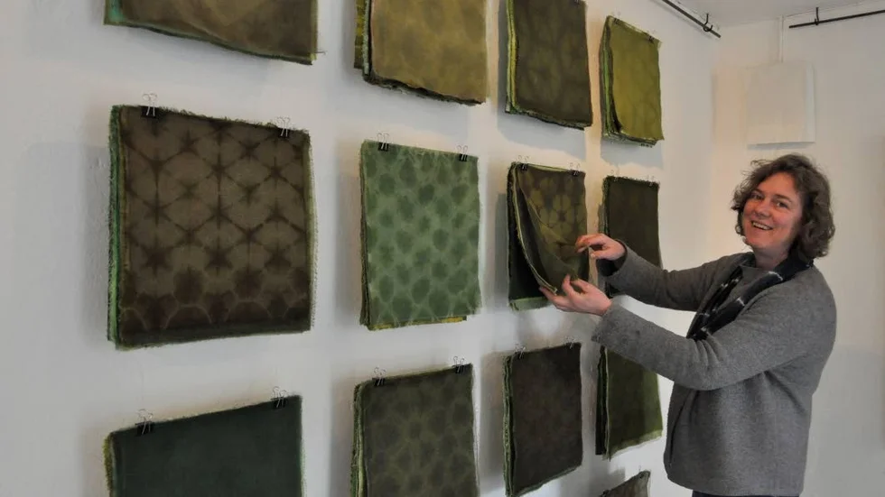 Ny utställning. Katarina Persson, Sadelmakarlängan i Österbybruk, ställer nu ut textil av Tomas Robefelt. Här visar hon hans typiska arbetssätt, shibori i lager på lager.