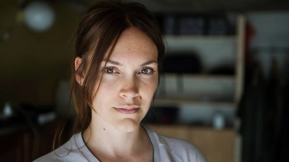 35 år i dag. Brita Zackari tränar hemma på sin gräsmatta och i sitt garage. Hon har nått en bred publik med sitt instagramkonto i.hate.working.out