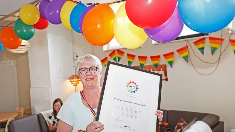 Välkomnande. "HBTQ-tänket innebär en välkomnande miljö oavsett vem man är" säger Helene Hellberg, föreståndare vid V-boden, som tog emot fritidsgårdens diplom.