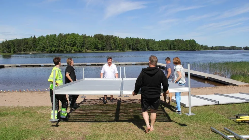 På väg i vattnet. Mehedebybadet får som naturbad i kommunen den första rampen för funktionsnedsatta.