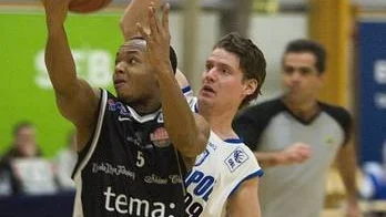 Salléns Thomas Jackson tar sig förbi Akropols Tomas Öberg.