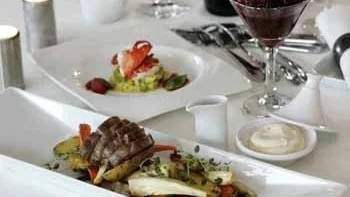 Hummer med grönsakskonfetti, rådjursinnanlår och bärcocktail är enkelt och smaker som många tycker om.