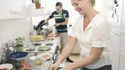 Malin Albrektsson och Richard Clauson samarbetar om jordgubbsrätterna.