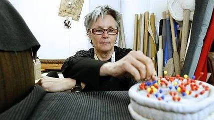 Ulla Wärngren gjorde det som en del andra bara drömmer om, hon bytte yrke och blev tapetserare.