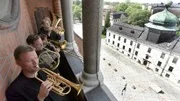 Årets tornmusik inleddes med en jubileumsfanfar av Åke Eriksson.