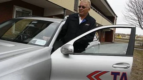 I Tierps kommun gäller än så länge samma framkörningsavgift för alla taxiresor inom kommunen. I Östhammars kommun kan framkörningen kosta 500 kronor för en kort resa på landsbygden.