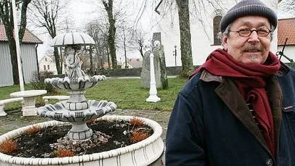 Öregrundsbon Hans Lindström är en av dem som reagerat mot det närmast italienska möblemanget vid Brunnstorget som bryter av mot kulturmiljön i Öregrund. Mycket talar nu för att möblemanget tas bort.