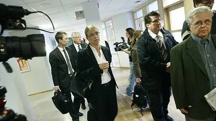 Åklagare och åhörare på väg in i rättssalen.
