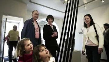 Arne Victor, Inger Sjöberg och Helena Petersson med döttrarna Elin och sara tittar på skulpturer på Galleri Strömbom.