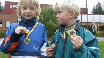 6-åringarna Engla Ericsson och Sixten Gunnarsson från Östervåla sprang en egen sträcka, 1 km, och fick förstås medalj. Englas andra, för hon var med redan i fjol.