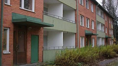 Två hus på Hauhogatan i Karlholm står tomma sedan flera år. De ligger i malpåse men någon rivning är inte aktuell.