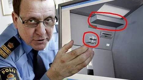 Kommissarie Christer Nordström, presstalesman vid Uppsalapolisen, visar vad man ska vara uppmärksam på vid bankomaten. "Lådan" i taket ska över huvud taget inte finnas där, den innehåller troligen en kamera som fotograferar knappsatsen, och inte heller den inringade kortavläsaren. Ser du något  mystiskt känn på det med handen. Sitter det löst är det troligen falskt.