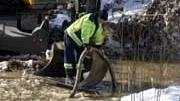 Vattenläckan ligger svårt till och mycket stora mängder vatten måste sugas upp innan personalen kan komma åt att laga ledningen.