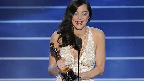 Fransyskan Marion Cotillard vann en Oscar för bästa kvinnliga huvudroll för insatsen i La vie en Rose - Berättelsen om Edith Piaf.