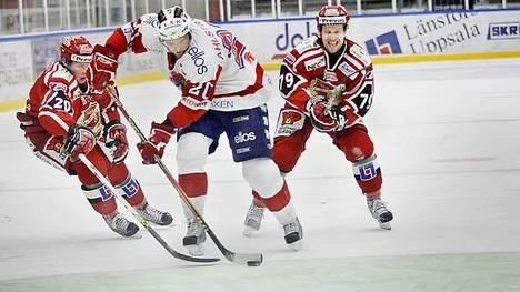 Johan Jonsson och Henrik Eriksson jagar Borås Patrik Ahlstrand.