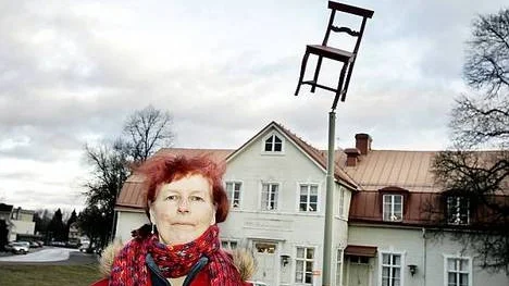 - Jag märker vissa förbättringar, säger Maj Andersson, lokalvårdare i Östervåla. Men alla telefonnummer till landstinget är nya. Polisen ligger numera i Tierp och det är en försämring. Det är svårt att ta sig dit med kollektivtrafiken.