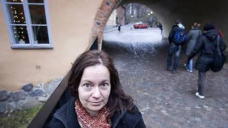 Statsvetaren Shirin Ahlbäck Öberg vill att tjänstemännen ska granskas mer eftersom de har mycket makt.