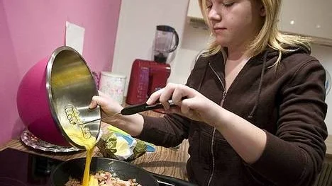 Josephine Berger svänger ihop en omelett till wrapsen.