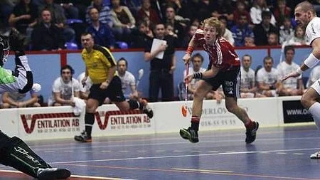 Joel Kanebjörk prövar ett skott i matchen mot Dalen.