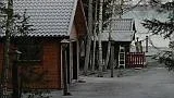 Flera byggnader har byggts mot Peter Dalles tomtgräns. Ett dubbelgarage och en vedbod retar skådespelaren. Båda är svartbyggen.