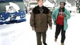 Ade Raheem förklarar för Rune Gustafsson, som driver Busscentrum i Gamla Uppsala, att delstaten Kano behöver 40 nya sopbilar eftersom 70 procent av de som finns är skadade.
