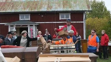 Helt bohag. Den nya fastighetsägaren vill göra sig av med hela bohaget. Och visst går det att fynda, men här finns även en oerhörd massa skräp
