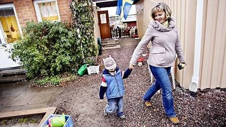 Magdalena Slyk hämtar sonen Antoni på Gåsens Förskola i Sunnersta.