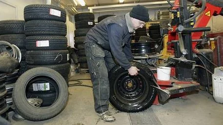 Peter Rang lagar en punktering. En hel del kunder har bytt till sommardäck de senaste veckorna, men den stora anstormningen väntas efter påskhelgen.