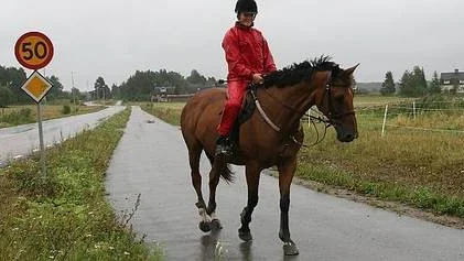 Katarina Ström som ofta rider sin Lady Lord på gång- och cykelvägen mellan det egna stallet och ridhuset är glad åt att äntligen få en ridväg.