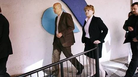 Statsminister Fredrik Reinfeldt åtföljd av dagens värd, länsarbetsdirektör Minoo Akhtarzand.