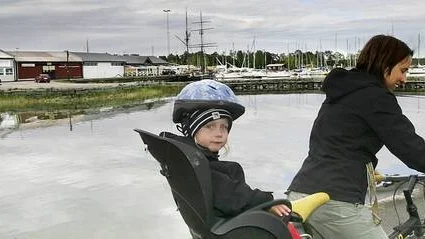 Kajsa Berg, 2 år, och Ann-Sofie Larsson passerar hamnen i Östhammar där tekniska nämnden funderar på att placera en vattensprutande fontän.