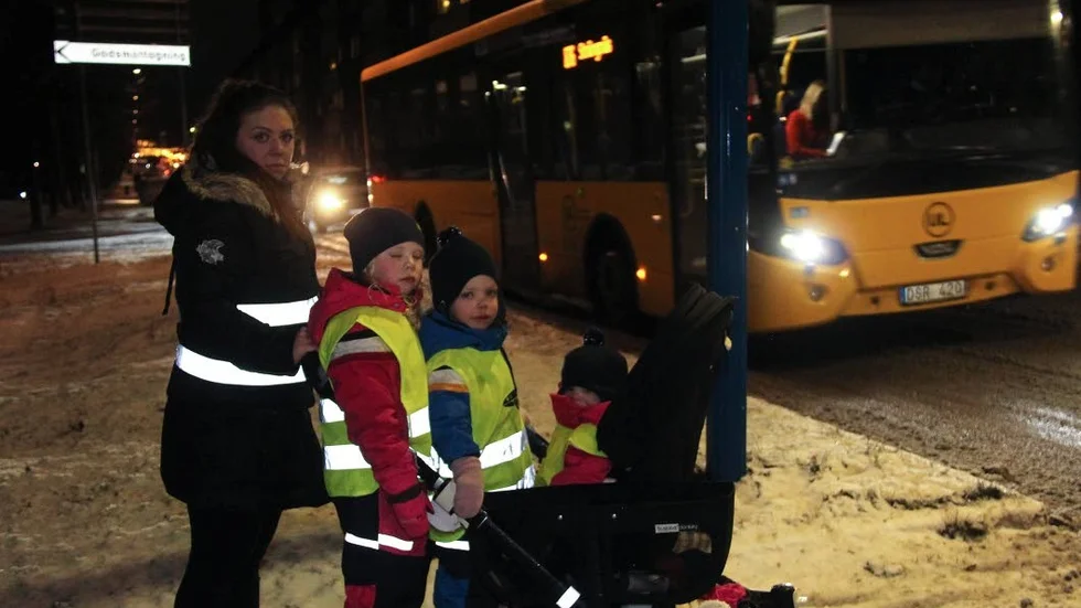 Svårigheterna att ta sig över Kungsgatan utan övergångsställe eller andra säkra anordningar kritiseras av trebarnsmamman Linda Forslund. Här är hon på väg hem från förskolan med Tuva-Lisa, Pelle och Minna.