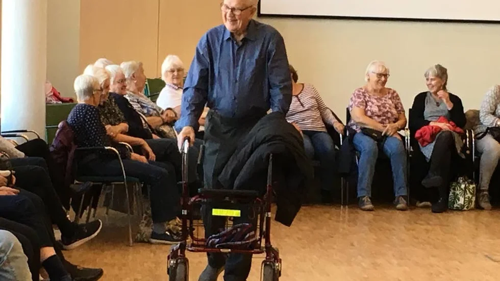 80-åriga Bernt Wallmark mannekängar för fjärde gången. "Det är roligt och man får procent på det man köper", säger han.