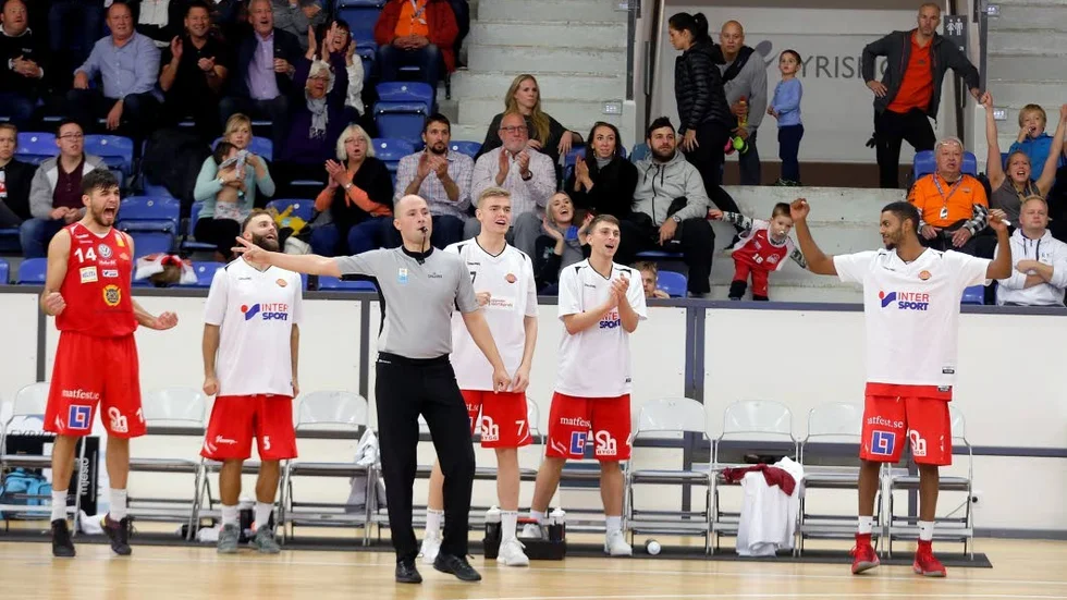 Uppsala Baskets bänk jublar efter en tvåpoängare mot Nässjö.