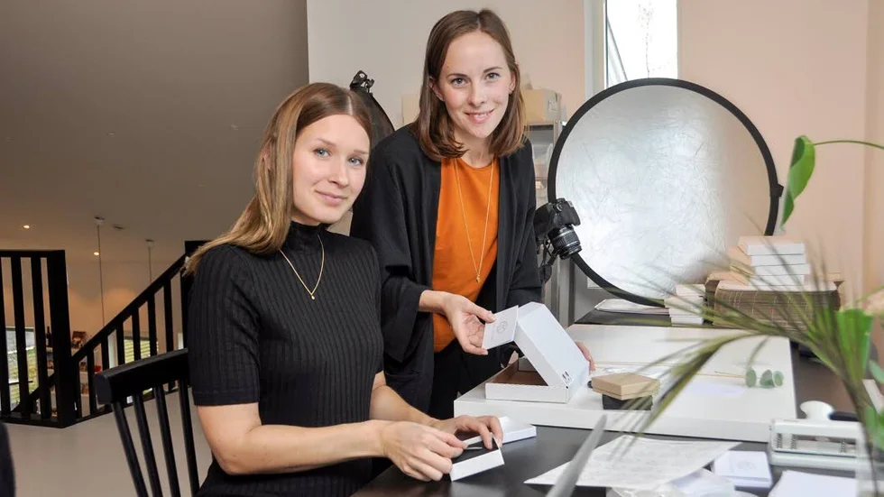 Clara Thorell och Michaela Karman sköter allt själva; från smyckesdesign till paketering och leverans till kunder.