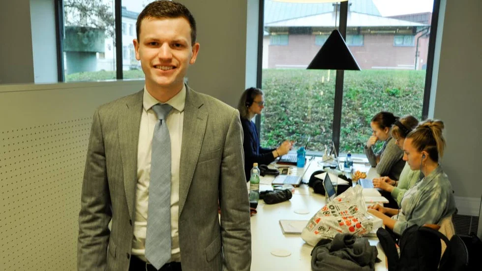 Ludvig Lundgren, ordförande i Uppsala studentkår, vill att universitetsledningen kommer med en handlingsplan för mer lärarledd undervisning.