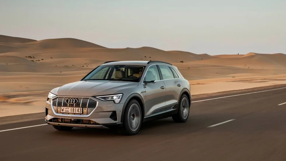 Kampen mellan de exklusiva elbilarna brakar loss ordentligt 2019. Audi E-tron är en av kombattanterna.