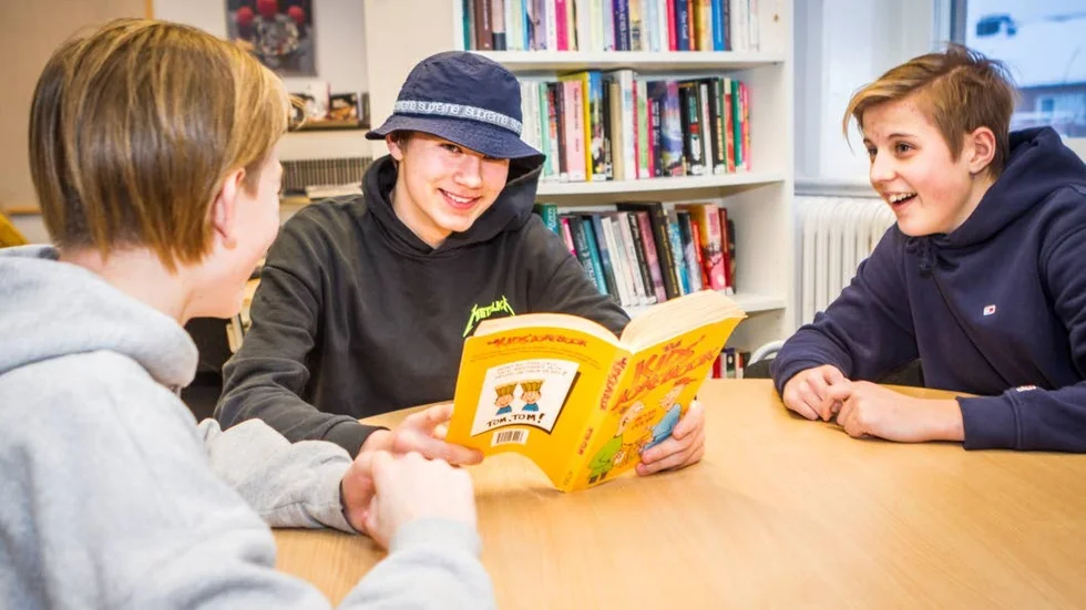 Leo Bergqvist, Isak Thor, Ludvig Dahlen och Hugo Carlsson går till skolans kafé och läser ibland.