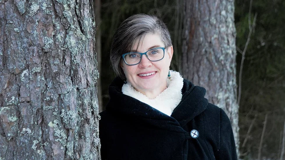 Mona Örjes bor på Smörsoppsgatan i Enköping, granne med naturen: ”Jag är uppväxt mitt i skogen så också där känner jag mig hemma.”