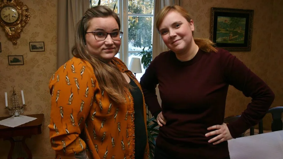 Strömsbergsväninnorna Ingela Ogdals (till vänster) och Josephina Wesström Juhlins många gemensamma intressen ledde fram till starten av en historisk podd.