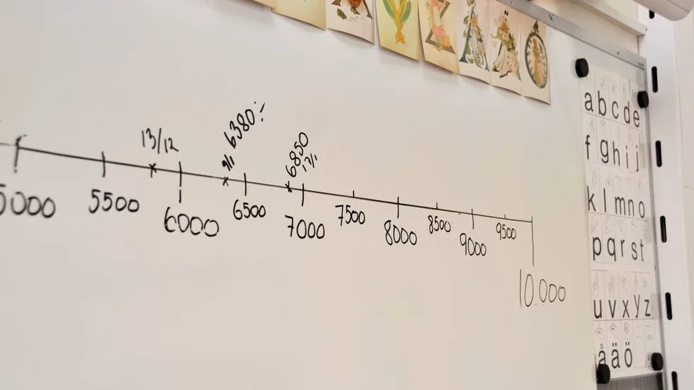 Målet är att få in 10 000 kronor på armbandsförsäljningen och eleverna på Lärvux är på god väg. De är nu uppe i nära 7 000 kronor.