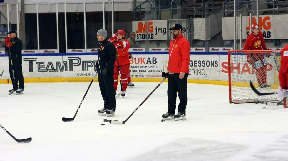 Nichlas Falk tillsammans med tränarkollegor och spelare under tisdagens träning.